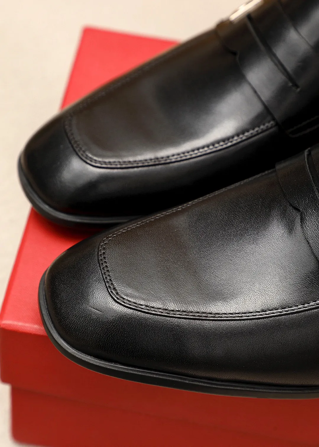 Men's shoes 💰480 💐 Product trademark: Ferragamo "Ferragamo" casual leather shoes Regular size: 38-44 (45🉑️customized) Product materials: Selected imported first-layer cowhide upper + luxury hardware buckle, imported water-dyed cowhide leather lining. Strong three-dimensional visual effect, original rubber outsole Color: 3⃣️seed leather materials available
